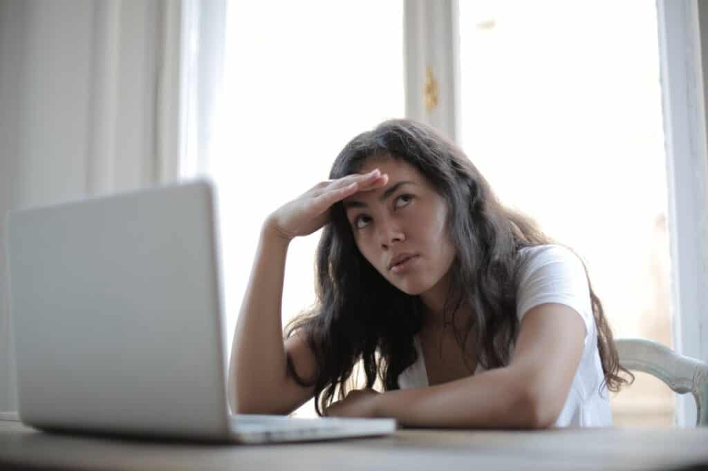 Woman in front of a computer idle-minded